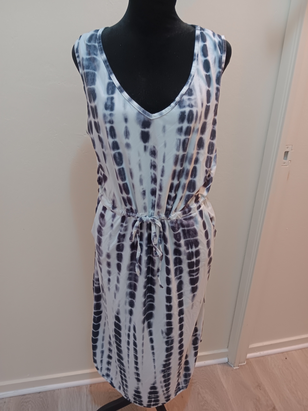 Sleeveless Black and White Tie-Dye V-Neck Drawstring Dress